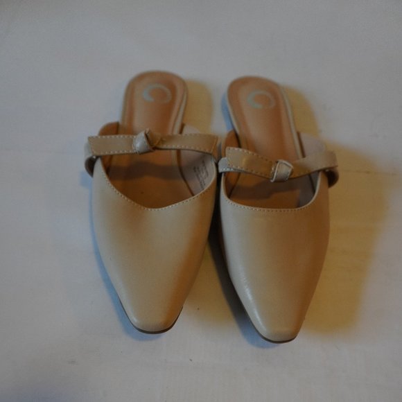 * NWOT Womens Shag Boutique Beige Faux Leather Flat Mules Sz 7.5 - Picture 1 of 7